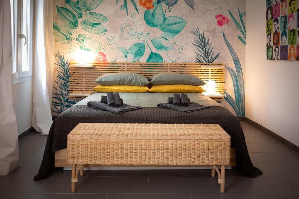 Bed, towels