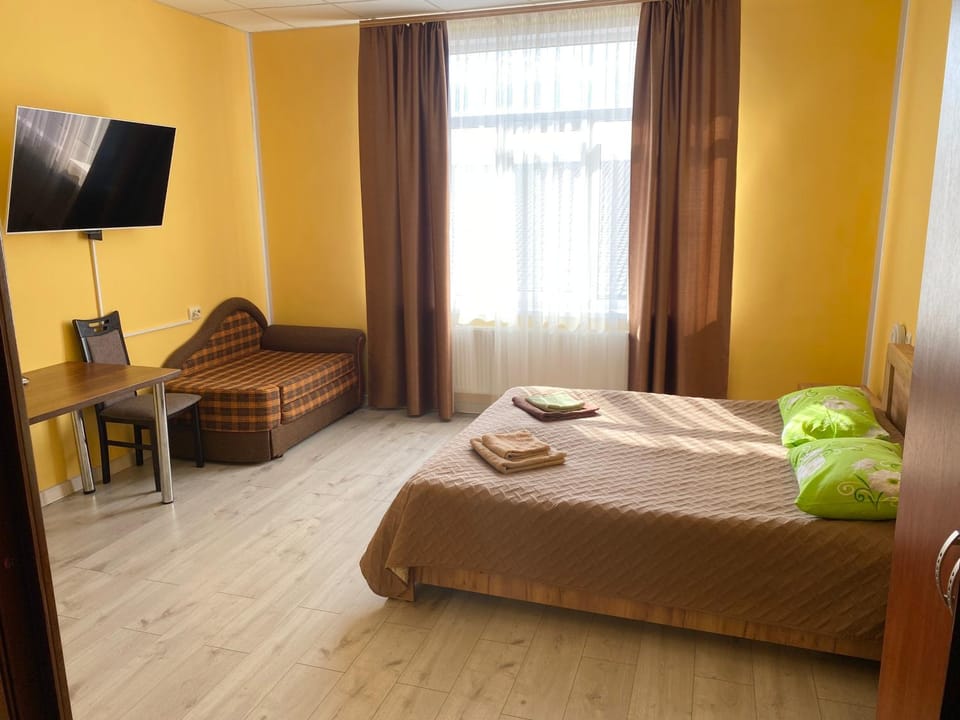 Bed, TV and multimedia, Photo of the whole room, Bedroom
