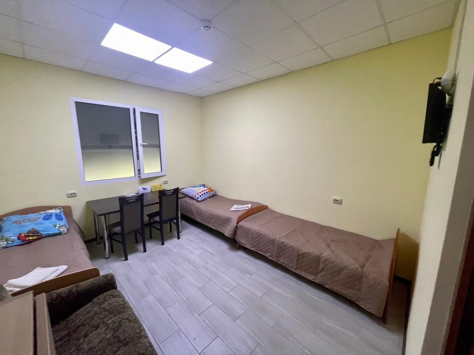 Bed, TV and multimedia, Photo of the whole room, hair dresser