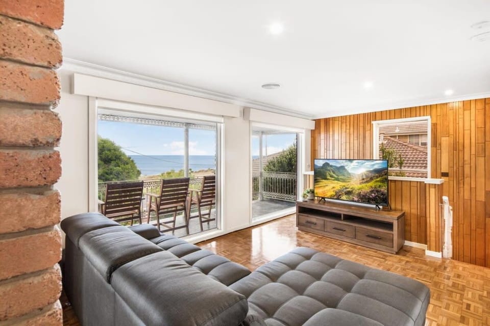 Edgewater Beachfront with Spa and Woodfire Oven House in Clifton Springs