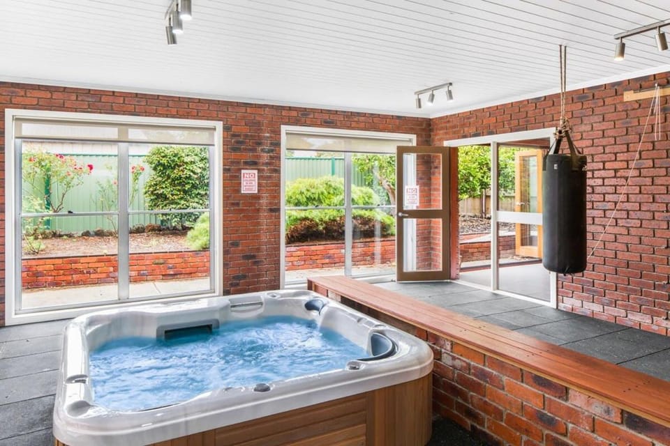 Edgewater Beachfront with Spa and Woodfire Oven House in Clifton Springs