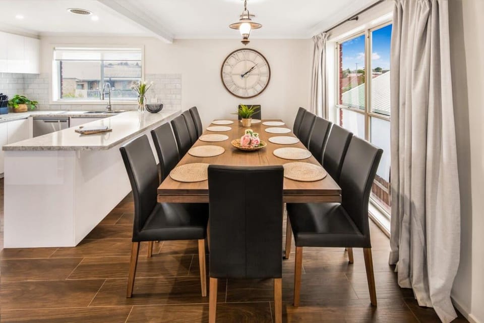 Edgewater Beachfront with Spa and Woodfire Oven House in Clifton Springs