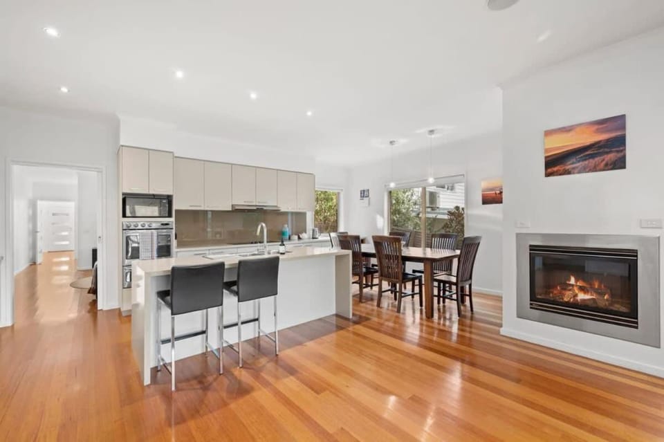 Kitchen or kitchenette, Dining area, fireplace
