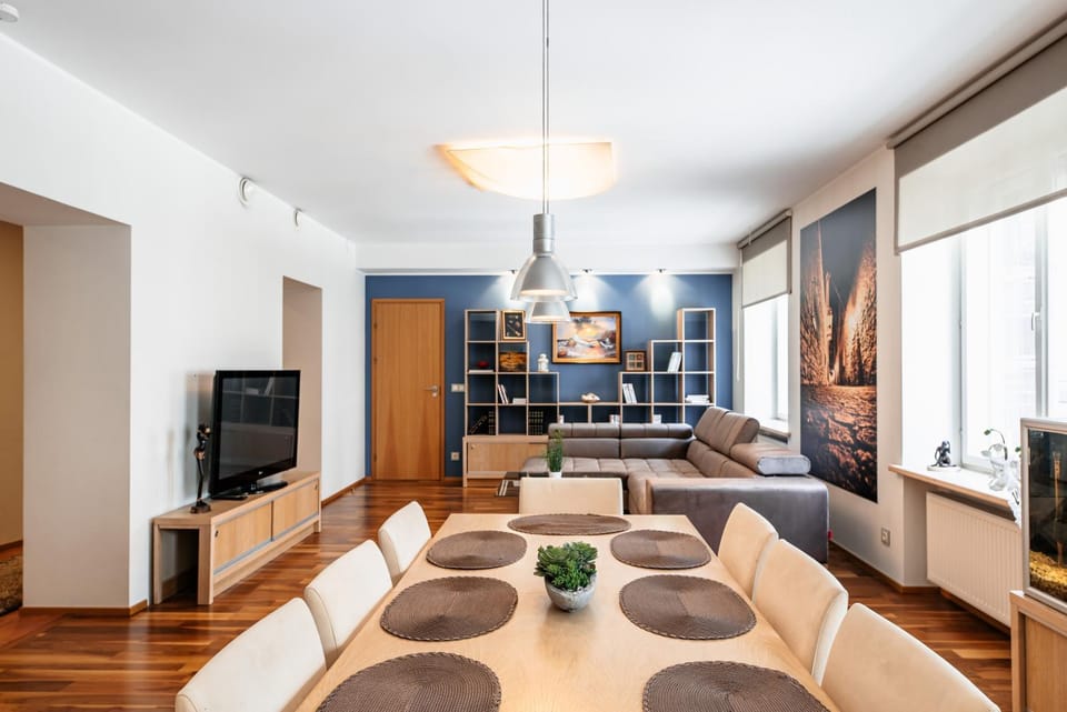 TV and multimedia, Kitchen or kitchenette, Living room, Seating area, Dining area