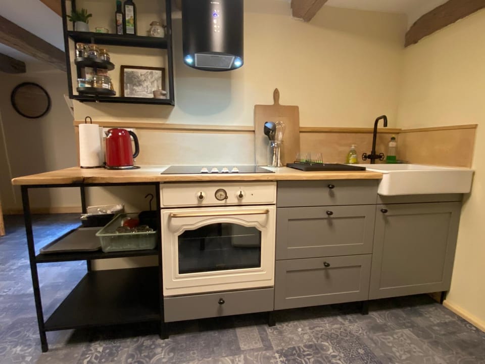 Kitchen or kitchenette, pet friendly, stove