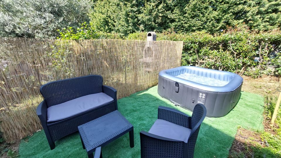 jacuzzi e giardino privato - 10 minuti lago maggiore - con parcheggio - vicino malpensa MXP House in Somma Lombardo