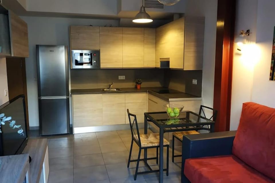 Kitchen or kitchenette, Seating area, Dining area, minibar, stove