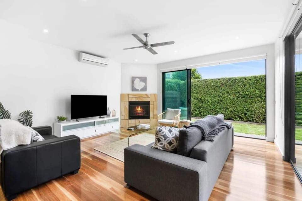 TV and multimedia, Living room, fireplace