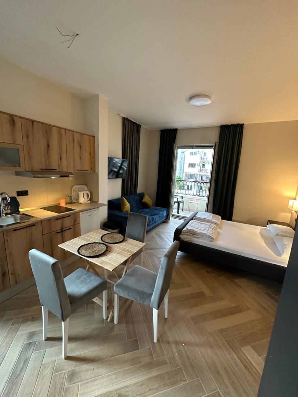 TV and multimedia, Photo of the whole room, Dining area, Bedroom