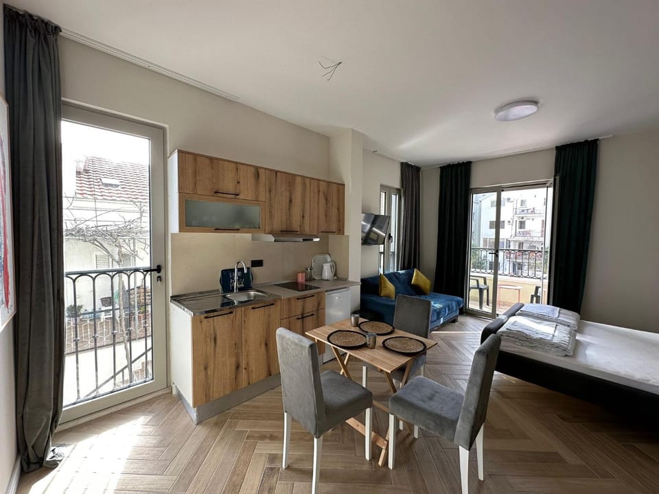 Balcony/Terrace, Photo of the whole room, Seating area, Dining area, Bedroom