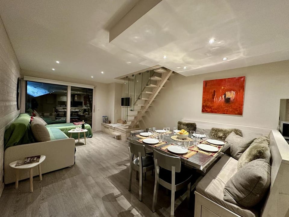 TV and multimedia, Living room, Seating area, Dining area