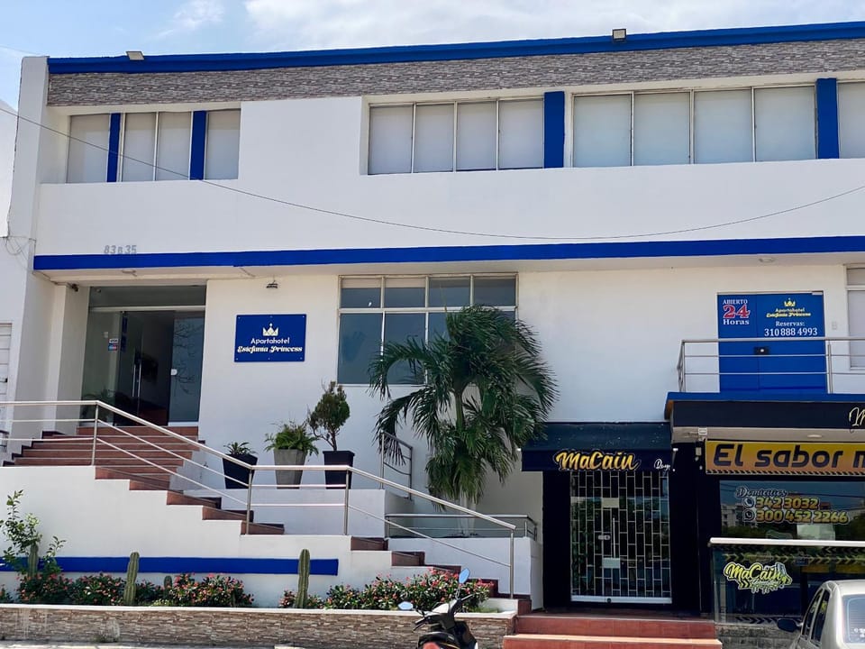 Facade/entrance