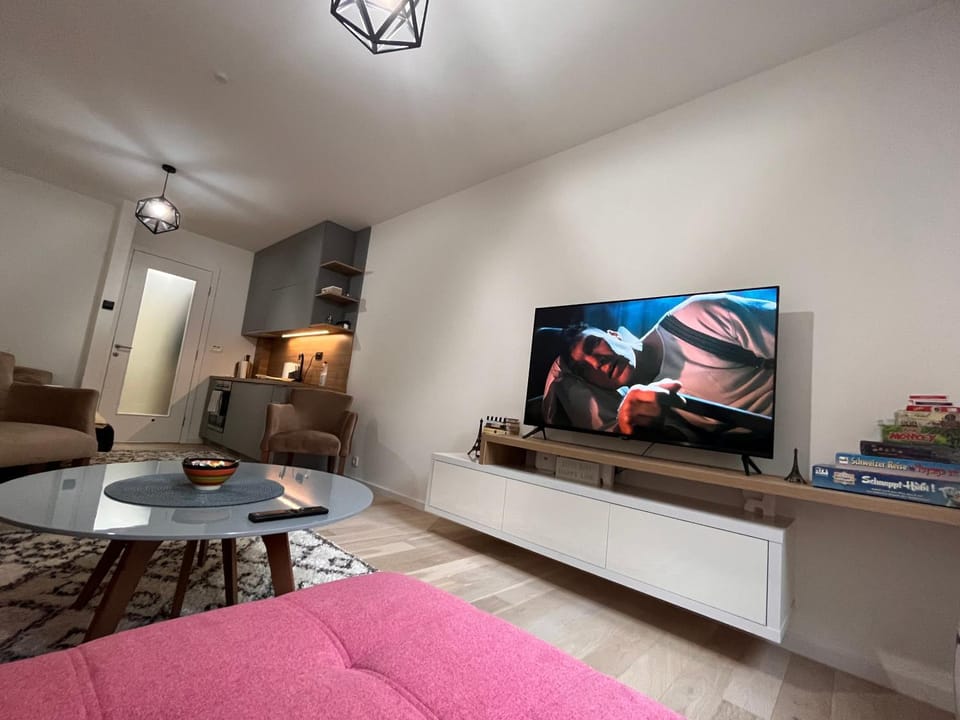 Communal lounge/ TV room, TV and multimedia, Living room, Seating area, Evening entertainment