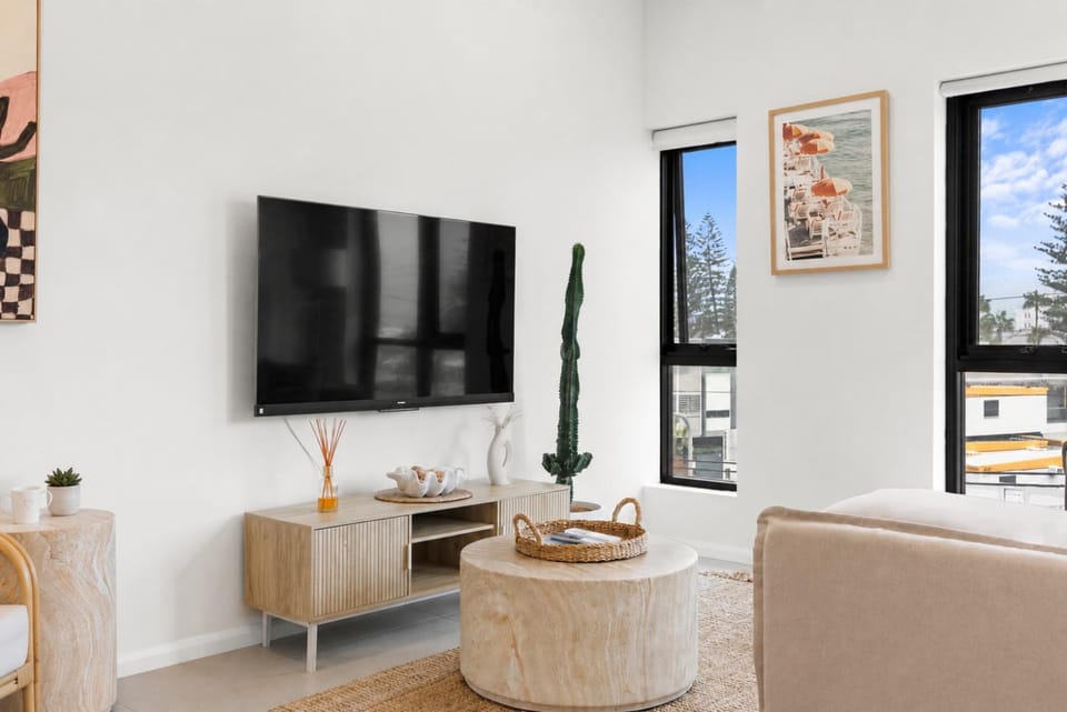 TV and multimedia, Living room, Seating area, Evening entertainment