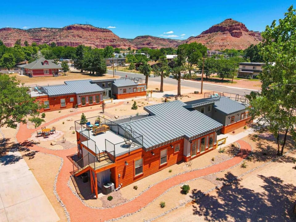 Timber & Tin D 2Bed 2Bath w Pool & Rooftop Deck House in Kanab