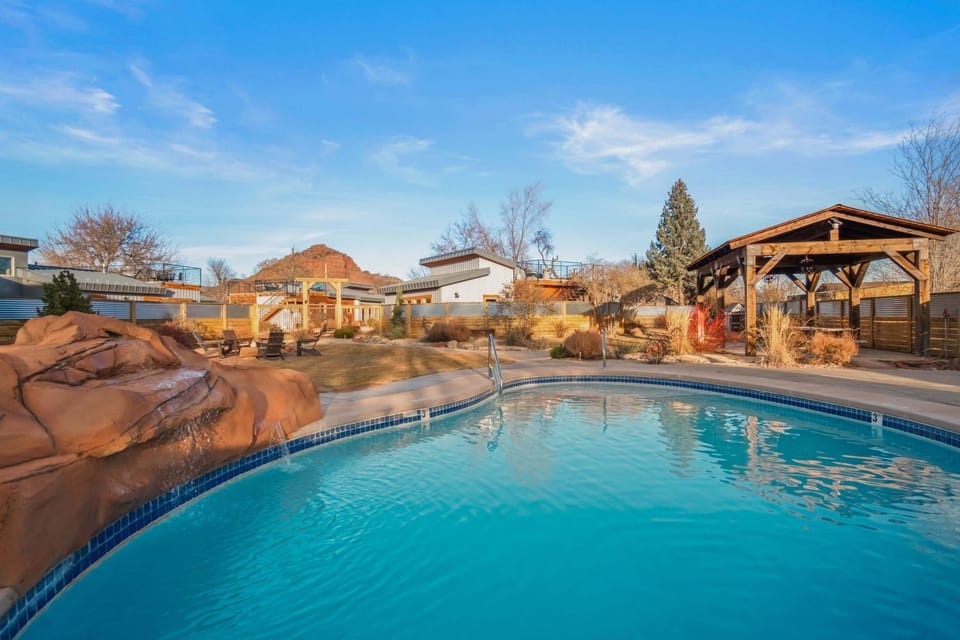 Timber & Tin D 2Bed 2Bath w Pool & Rooftop Deck House in Kanab