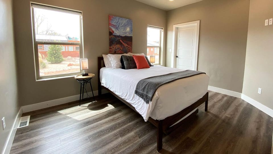 Timber & Tin F 2Bed 2Bath w Pool & Rooftop Deck House in Kanab