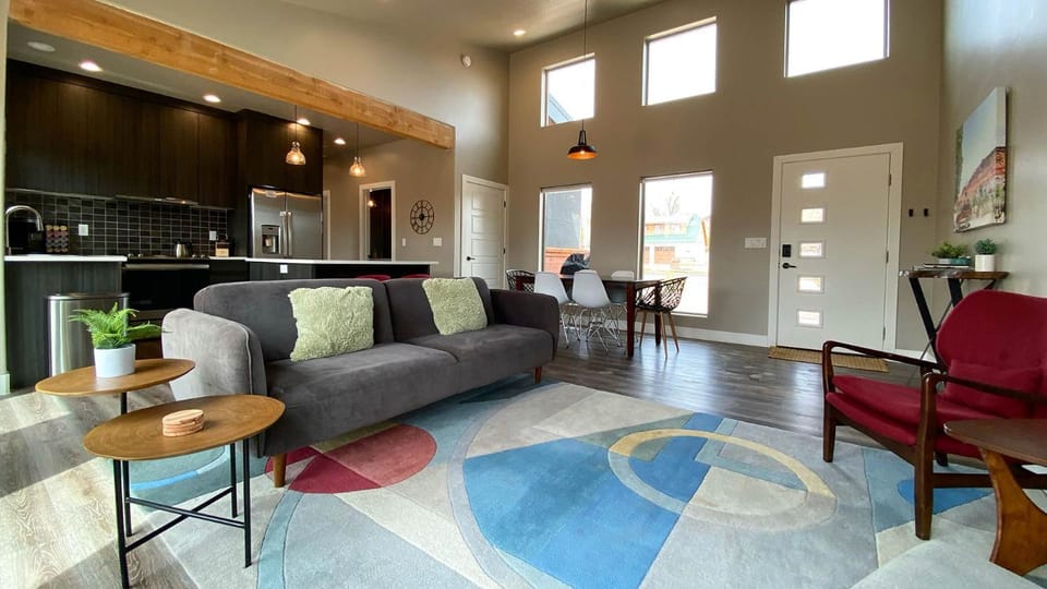 Timber & Tin F 2Bed 2Bath w Pool & Rooftop Deck House in Kanab