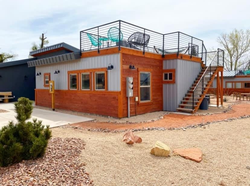 Timber & Tin F 2Bed 2Bath w Pool & Rooftop Deck House in Kanab