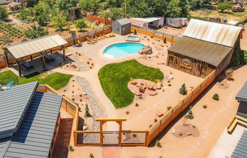 Timber & Tin G 2Bed 2Bath w Pool & Rooftop Deck House in Kanab
