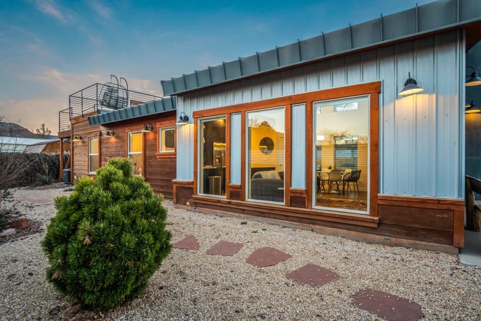 Timber & Tin H 2Bed 2Bath w Pool & Rooftop Deck House in Kanab