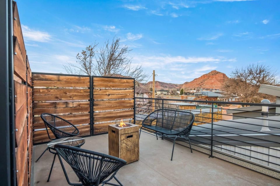 Timber & Tin H 2Bed 2Bath w Pool & Rooftop Deck House in Kanab
