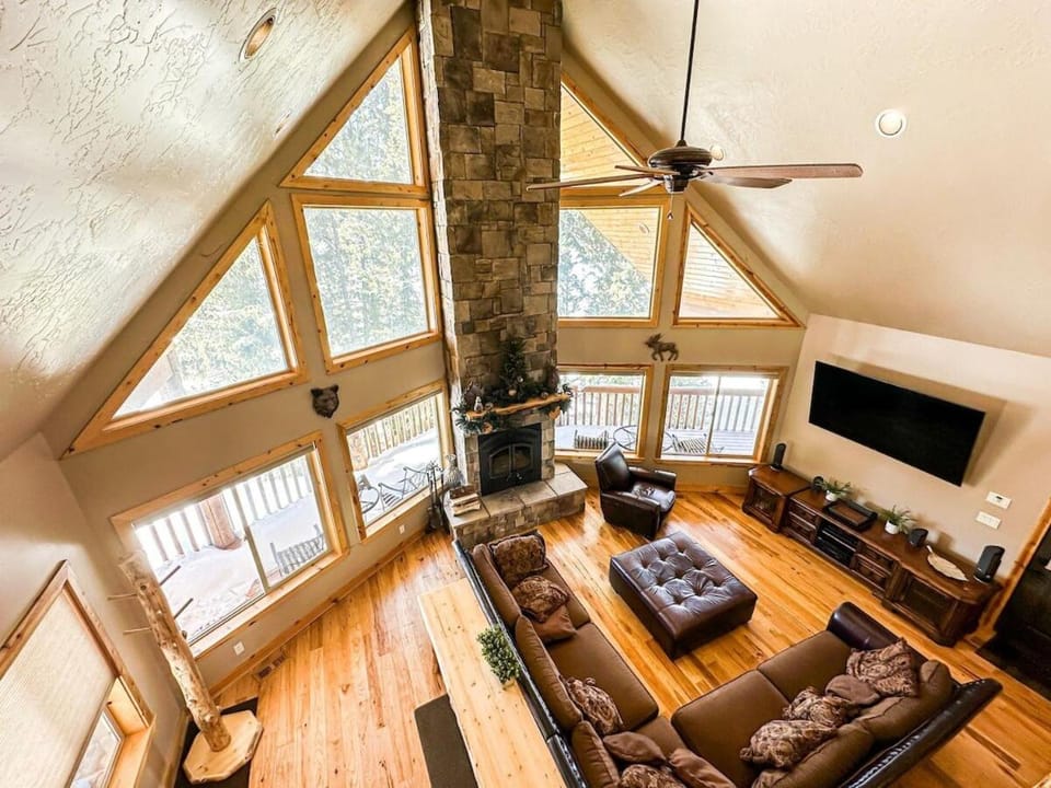 Large Luxury Lodge Sleeps 14, Fire Pit & Views! House in Utah