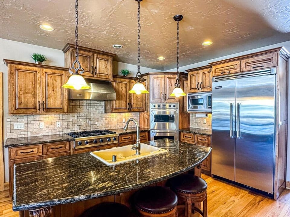 Large Luxury Lodge Sleeps 14, Fire Pit & Views! House in Utah