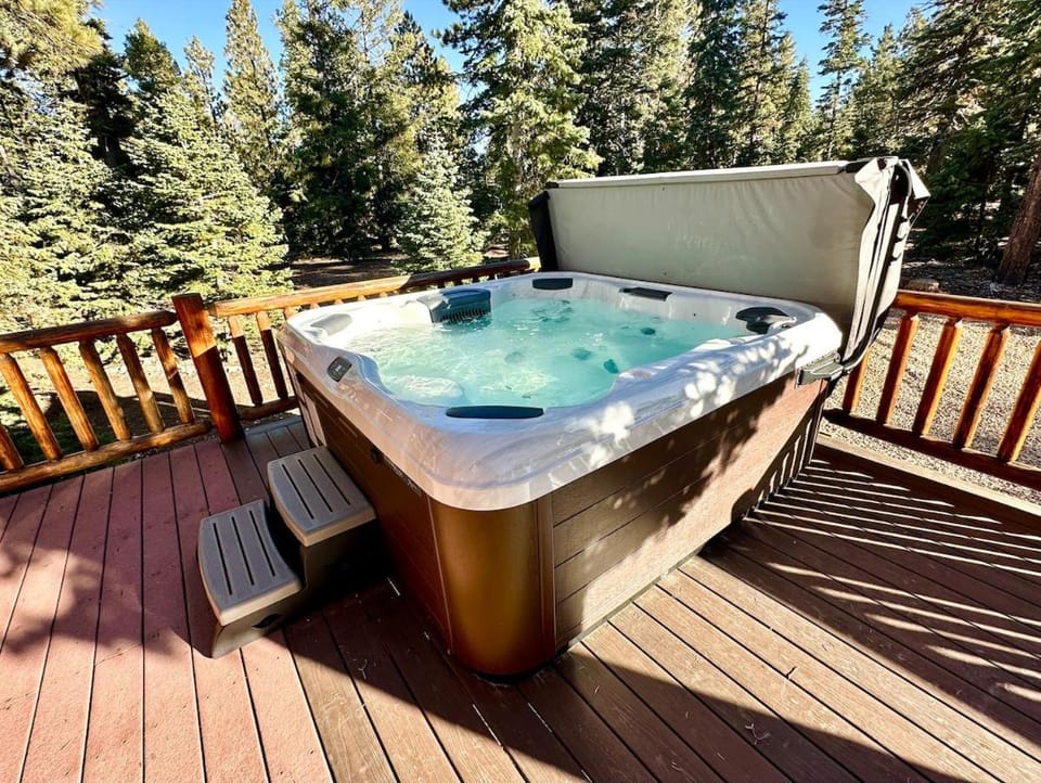 Backwoods Bonanza - Big Cabin With Hot Tub! Cabin in Utah
