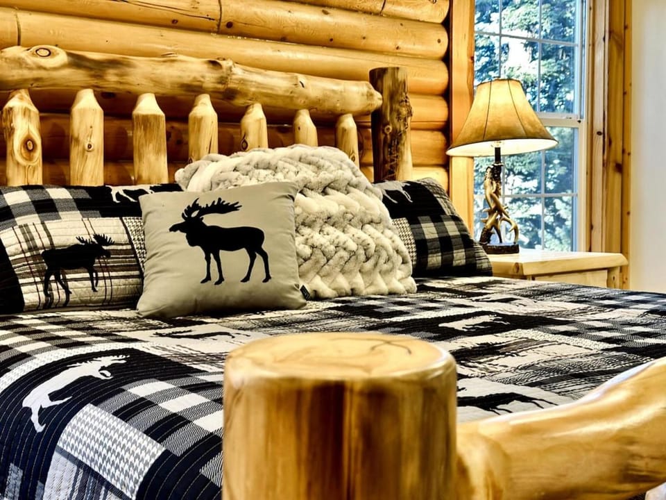 Backwoods Bonanza - Big Cabin With Hot Tub! Cabin in Utah