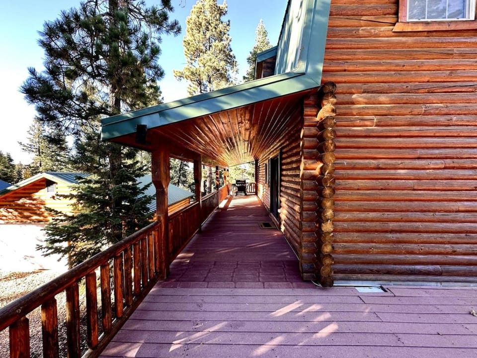 Backwoods Bonanza - Big Cabin With Hot Tub! Cabin in Utah