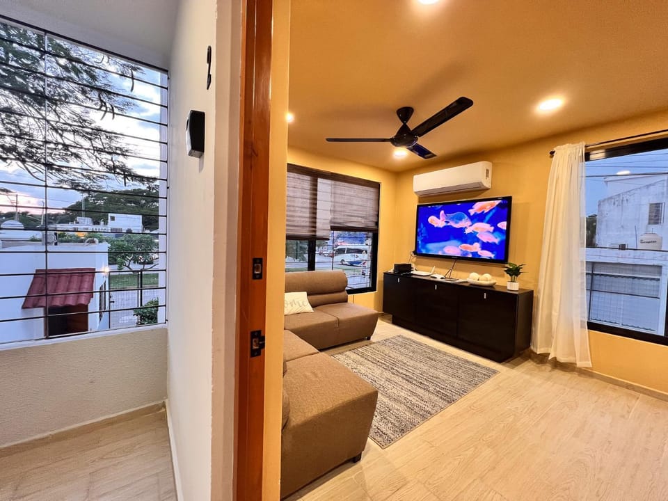 TV and multimedia, Living room, Photo of the whole room, Seating area, Evening entertainment, Bedroom