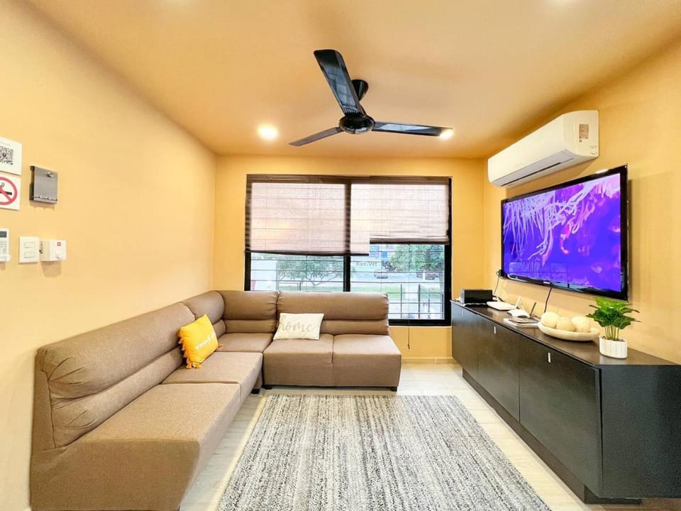 TV and multimedia, Living room, Seating area, Evening entertainment
