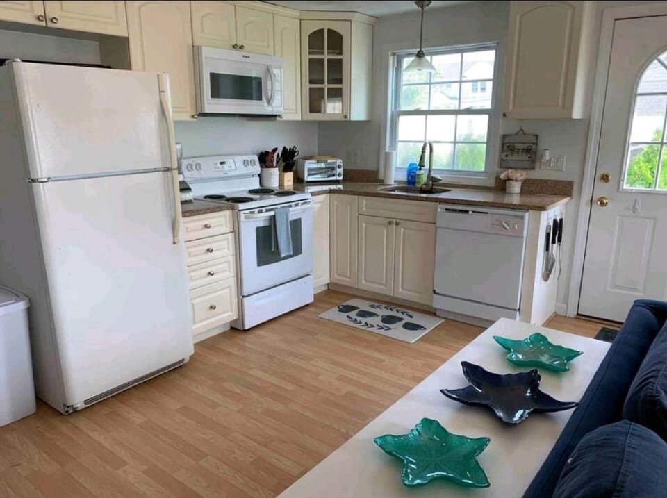 Coffee/tea facilities, Kitchen or kitchenette, dishwasher, oven, stove, toaster
