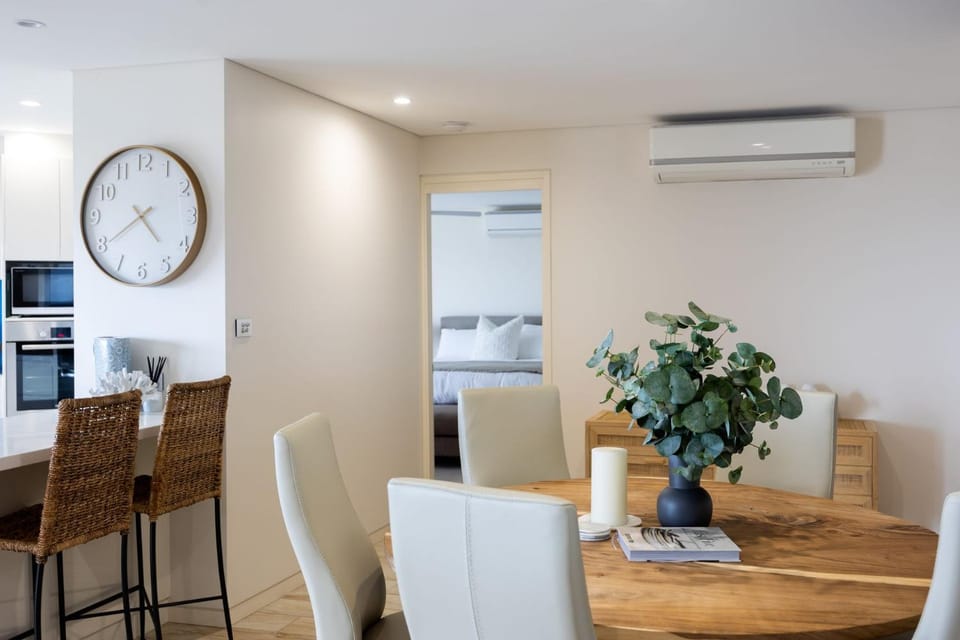 Kitchen or kitchenette, Dining area, air conditioner