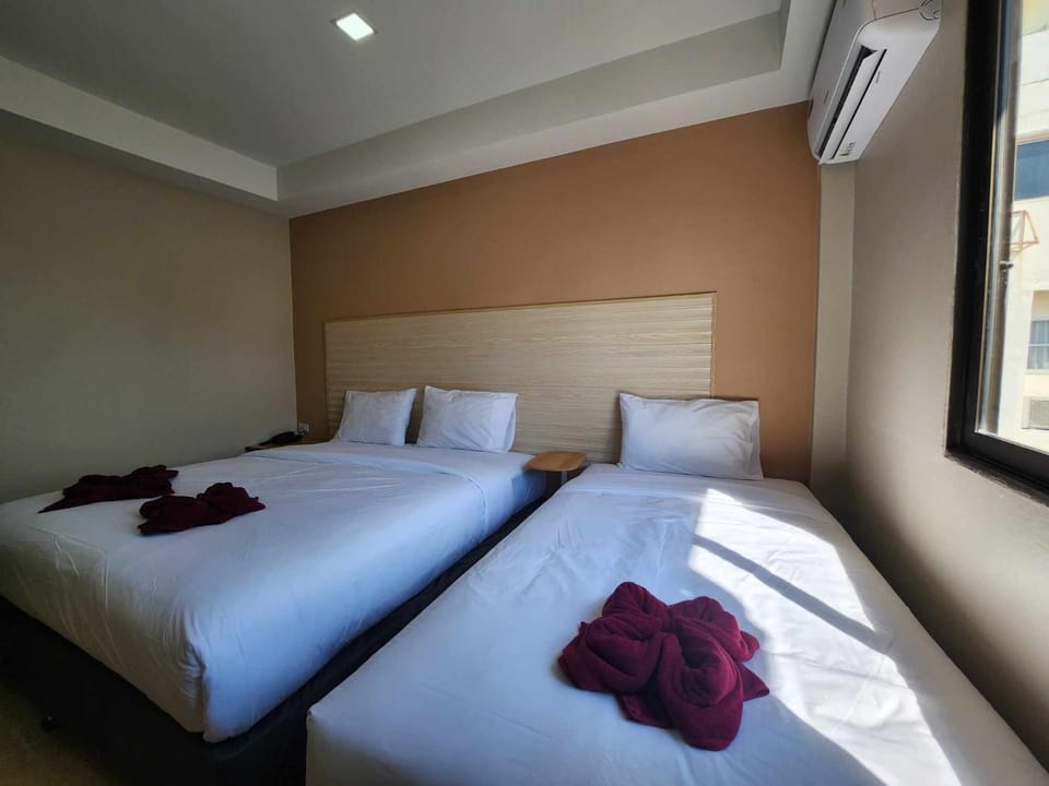 Bed, Photo of the whole room, Bedroom, air conditioner