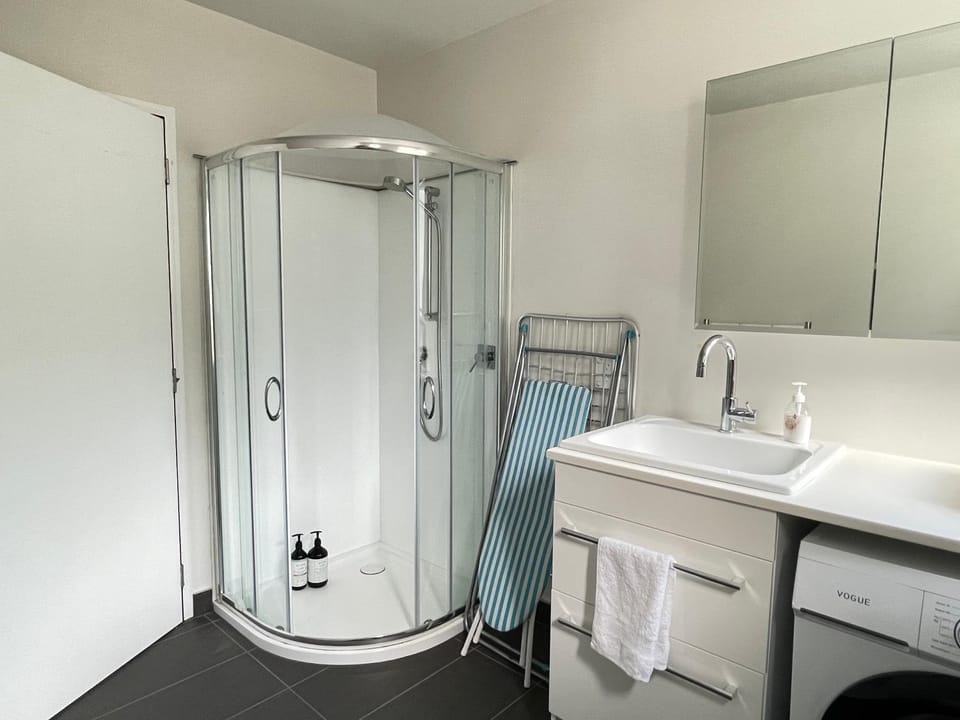 Shower, Bathroom, towels
