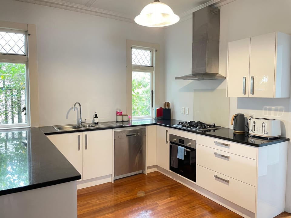 Coffee/tea facilities, Kitchen or kitchenette, dishwasher, stove, toaster
