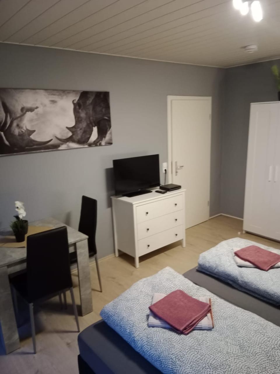 Bed, TV and multimedia, Living room, Photo of the whole room, Seating area, Bedroom, towels
