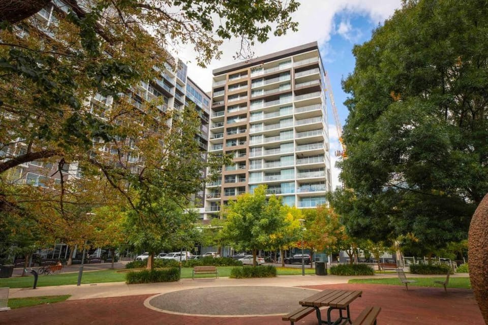 City apartment, pool & carpark Apartment in Adelaide