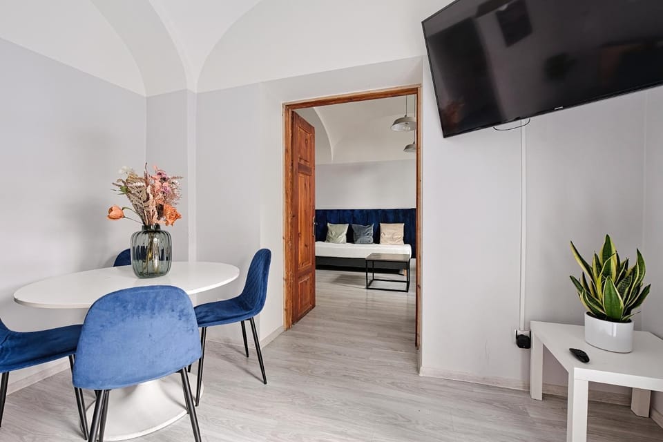 TV and multimedia, Living room, Seating area, Dining area
