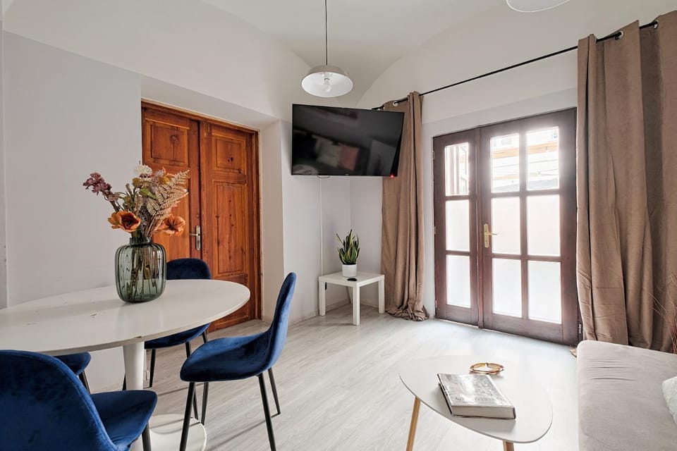 TV and multimedia, Living room, Seating area, Dining area