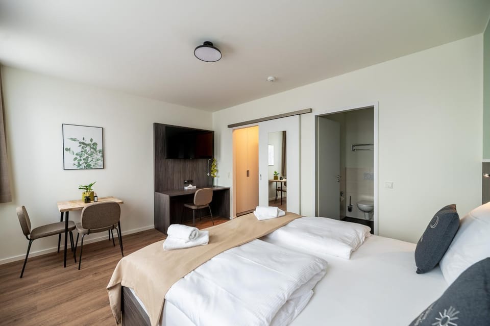 Bed, TV and multimedia, Bedroom