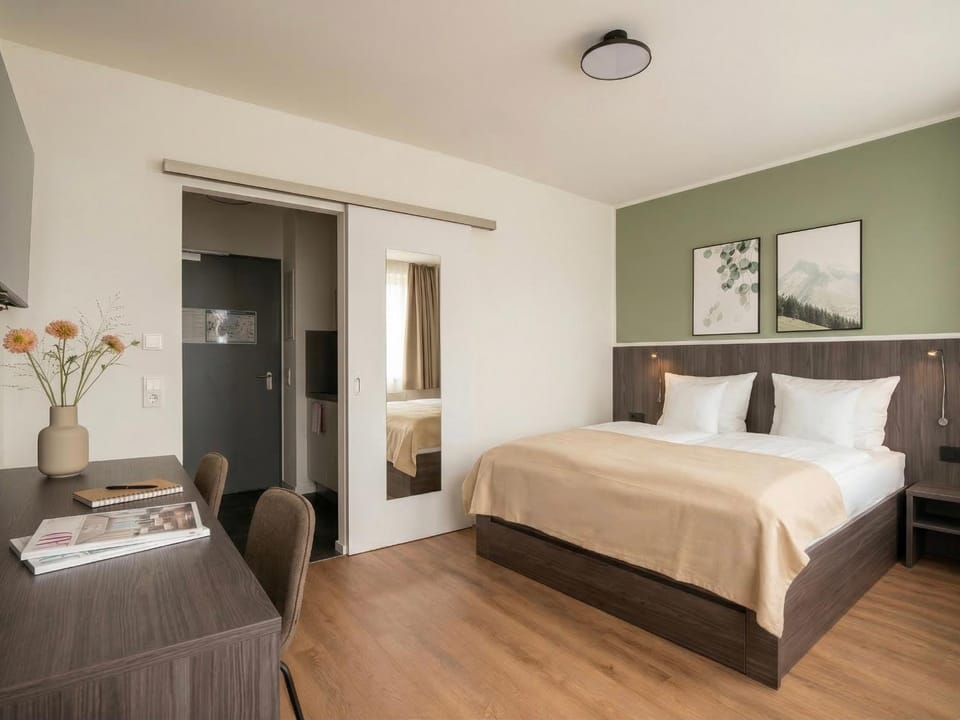 Bed, TV and multimedia, Bedroom