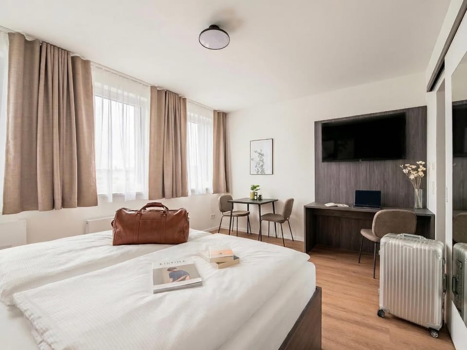 Bed, TV and multimedia, Bedroom