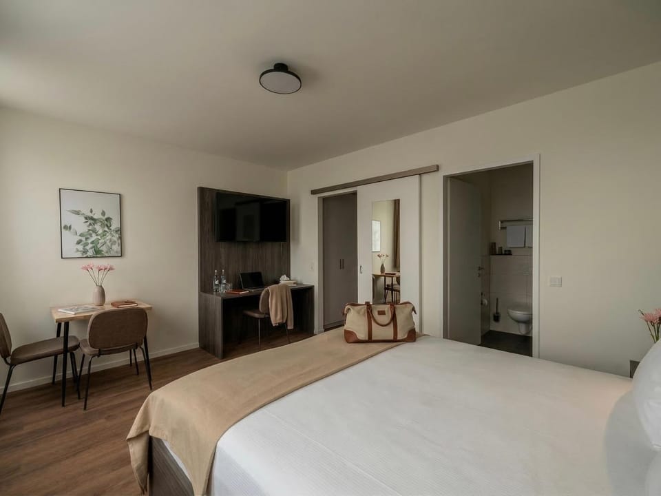 Bed, TV and multimedia, Bedroom