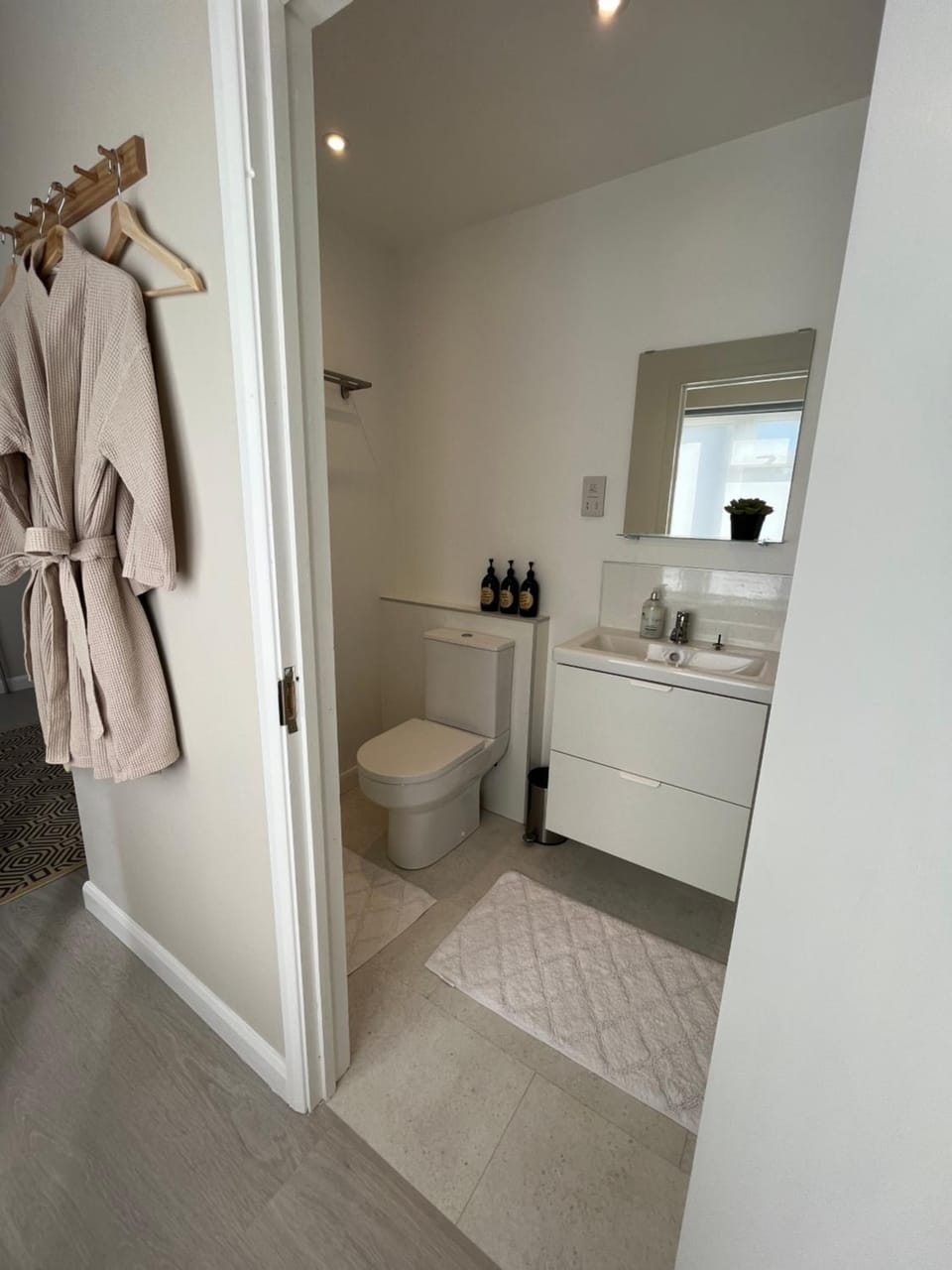 The Bit On The Side, Private Studio, Own Entrance, Free Driveway Parking, 10 min Drive to Bath, Cheap EV point Apartment in Bath