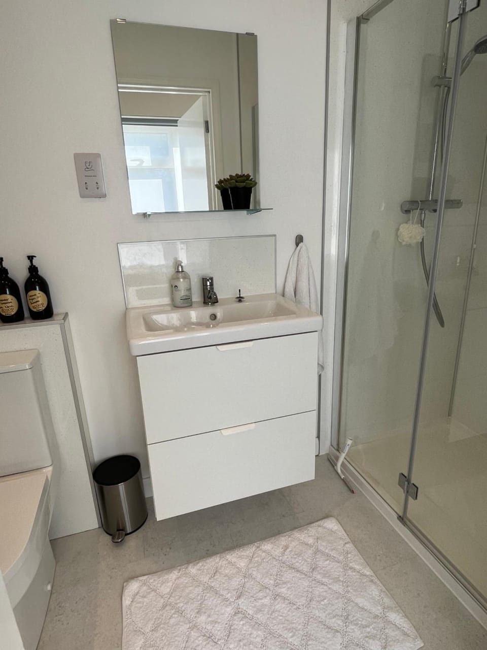 The Bit On The Side, Private Studio, Own Entrance, Free Driveway Parking, 10 min Drive to Bath, Cheap EV point Apartment in Bath
