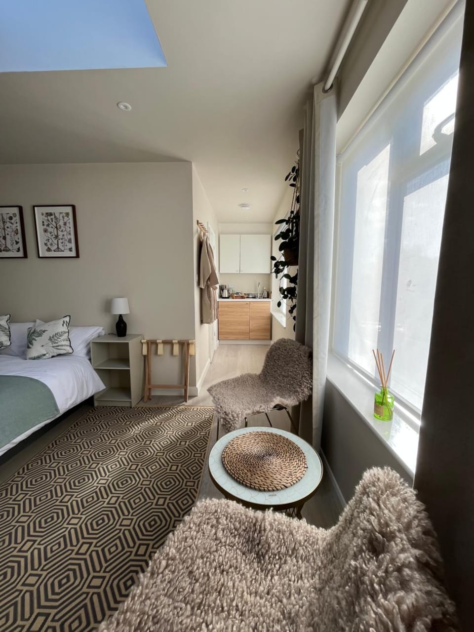 The Bit On The Side, Private Studio, Own Entrance, Free Driveway Parking, 10 min Drive to Bath, Cheap EV point Apartment in Bath