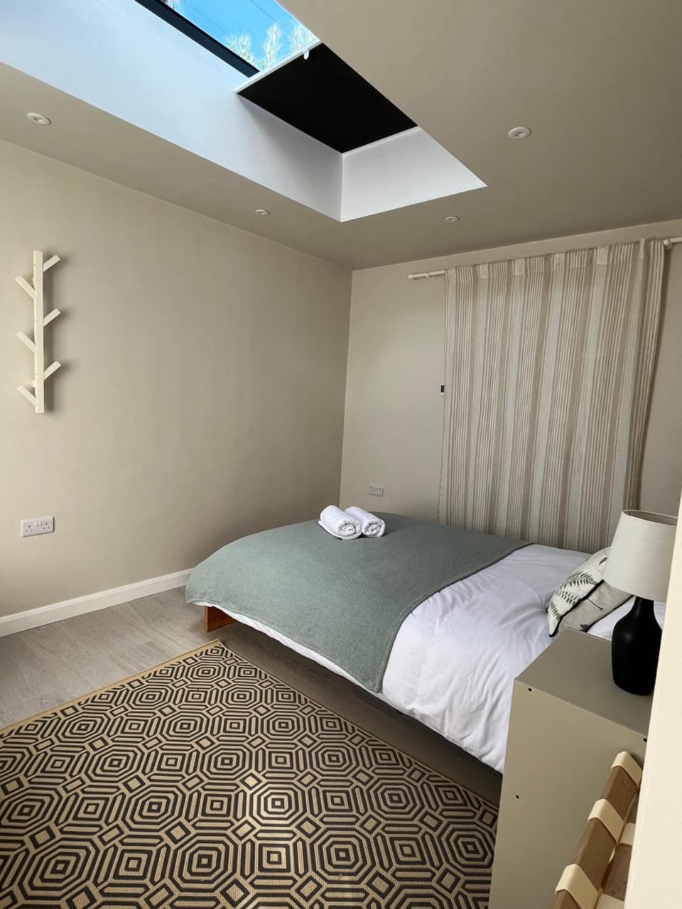 The Bit On The Side, Private Studio, Own Entrance, Free Driveway Parking, 10 min Drive to Bath, Cheap EV point Apartment in Bath